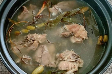 黑榄树根煲猪骨