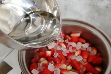 草莓冰糖煮水