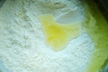 蜂蜜蛋清加面粉