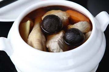 黑蒜炖瘦肉