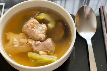 黄豆苦瓜煲猪骨汤