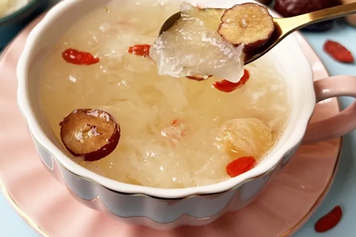 红枣枸杞桂圆银耳汤
