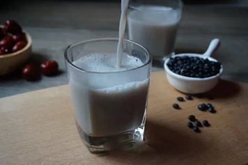 黑豆黑米红枣豆浆