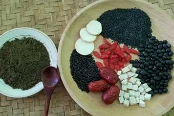 黑豆黑米黑芝麻红枣一起吃