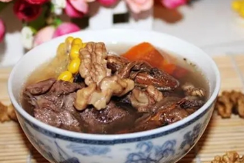 核桃煲猪骨