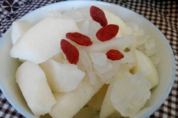 枸杞梨子炖冰糖