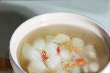 枸杞和梨一起煮水喝