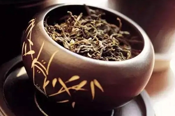 干嚼茶叶
