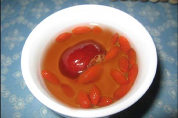 黄酒加枸杞红枣