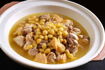 鸡肉炖黄豆