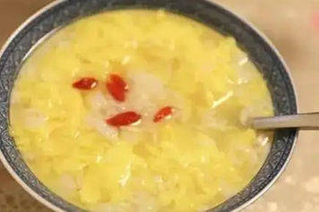 开水冲鸡蛋加枸杞子