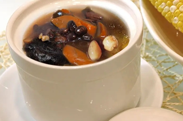 鸡爪芋与黑豆煲汤