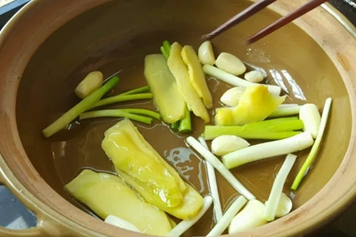 姜和葱须煮水