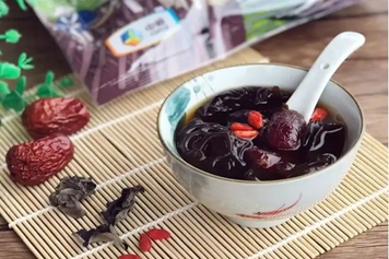 生姜红枣木耳煮水喝