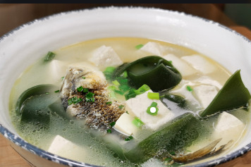 鲫鱼海带豆腐汤