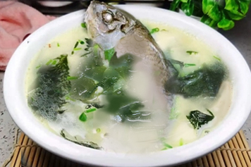鲫鱼裙带菜汤