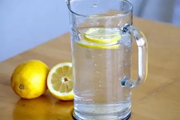 开水泡柠檬水