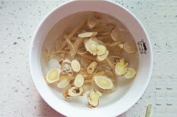 芦根黄芪泡水
