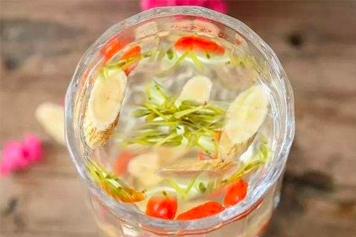 黄芪枸杞金银花泡水喝