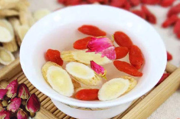 黄芪玫瑰花枸杞泡水
