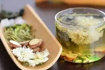 金银花黄芪蒲公英泡水
