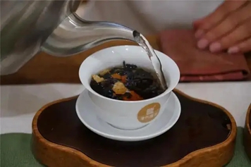 橘子皮和茶叶泡水喝