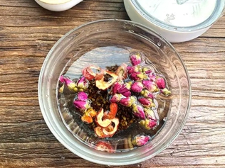玫瑰花和山楂一起泡茶