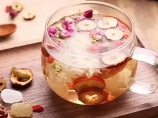 玫瑰花山楂枸杞泡水
