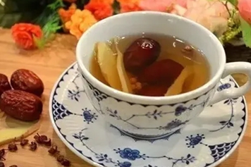 生姜花椒红枣泡水喝