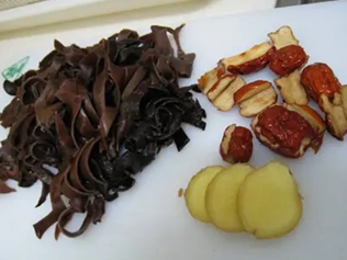 木耳大枣姜片加一起煮