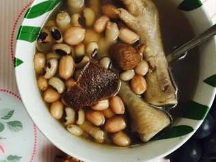 眉豆赤小豆花生煲鸡脚