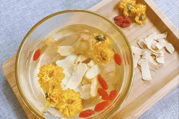 枸杞西洋参菊花泡水喝