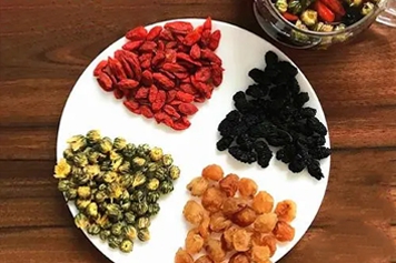 枸杞菊花桂圆桑葚泡水