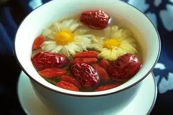 枸杞菊花红枣泡水喝