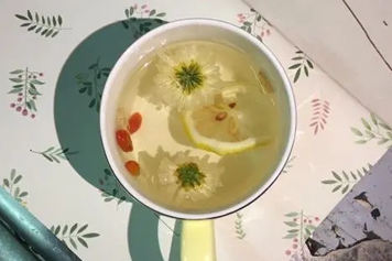 枸杞菊花柠檬泡水喝