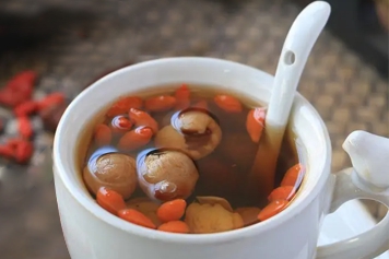 枸杞和龙眼肉泡水