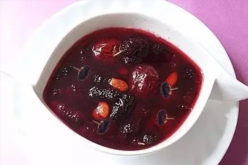 黑枸杞桑葚红枣一起泡水喝