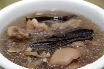 山苍子根炖猪蹄
