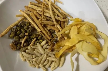 石斛沙参玉竹麦冬同用