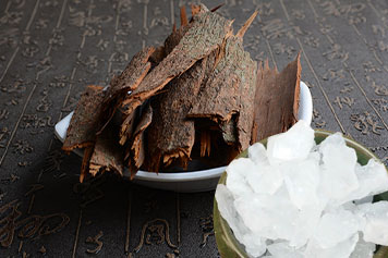 桐树皮加白矾熬水