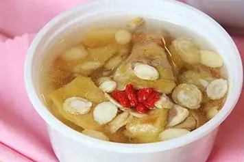 西洋参片和枸杞泡水喝