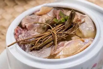 土茯苓鸡骨草煲猪骨汤