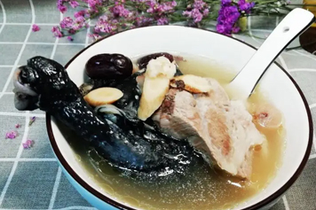 乌鸡炖西洋参汤