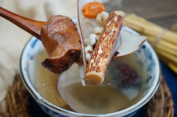 五指毛桃和茯苓一起煲汤