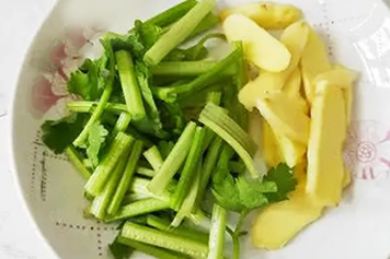 芹菜和生姜一起熬