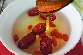 红枣枸杞蜂蜜水