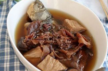 鲫鱼煲绵茵陈