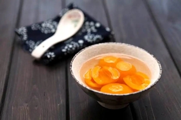 枇杷和冰糖熬制
