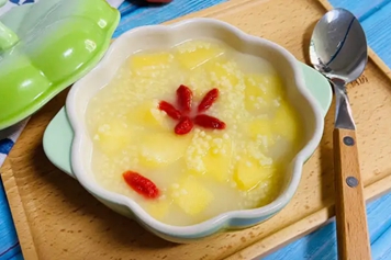 苹果枸杞小米粥