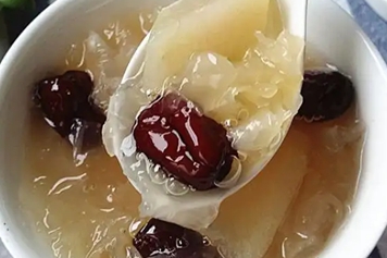 梨和银耳红枣一起煮